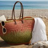 Al estar hecho de plástico, el bolso playero común trae efectos negativos para el medioambiente. Al estar hecho de plástico, el bolso playero común trae efectos negativos para el medioambiente.