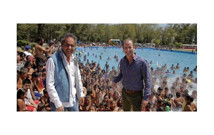 Daniel Scioli y Martín Insaurralde en una colinia de Villa Albertina.