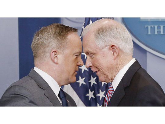 APARICIÓN. El fiscal general de Estados Unidos, Jeff Sessions, irrumpió ayer en la conferencia de prensa diaria del vocero de la Casa Blanca, Sean Spicer, para anunciar que forzará a ciudades opositoras a deportar inmigrantes.