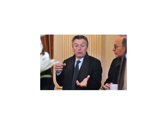 El jefe de Gobierno, Mauricio Macri, comparte con sus funcionarios un desayuno con churros y chocolate caliente.