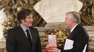 Javier Milei condecoró al español Jesús Huerta de Soto.