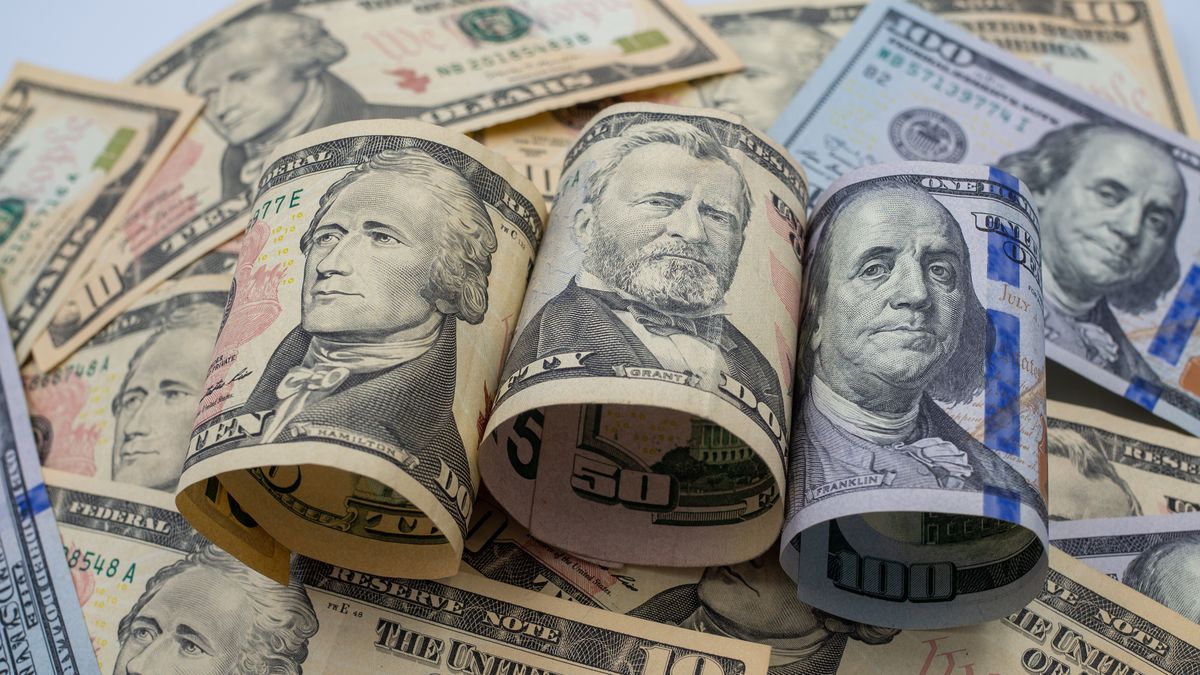 What factors are driving the dollar in Uruguay while it is declining globally?