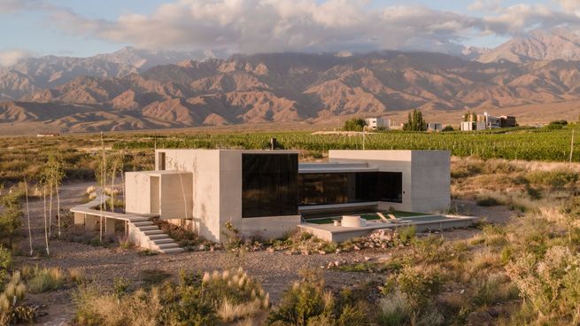 Inmuebles. Las casas se levantan con vistas a los viñedos y la cordillera de los Andes 
