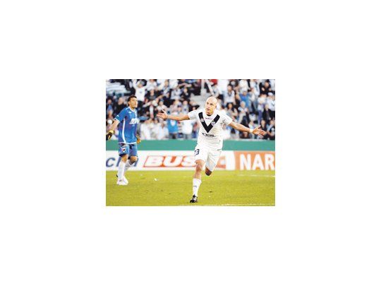 Santiago Silva y su manera particular de festejar los goles. El uruguayo mejoró de su lesión y podría jugar mañana por la Copa.