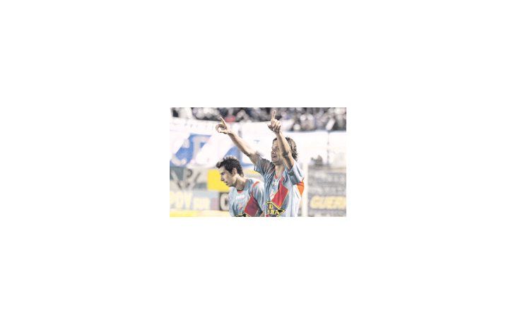 Mauro Óbolo grita con todo su gol. Arsenal se recuperó con una goleada en Mendoza.