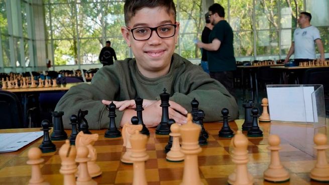 La habilidad de Faustino de Oro generó revuelo en el mundo del ajedrez y dos profesionales rusos ironizaron sobre sus resultados.