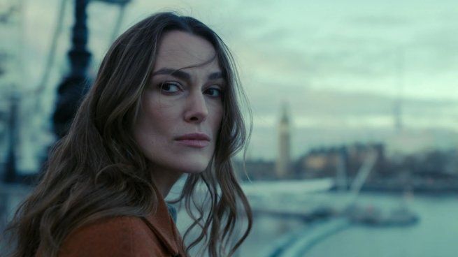 Keira Knightley protagoniza Black Doves, disponible en Netflix.