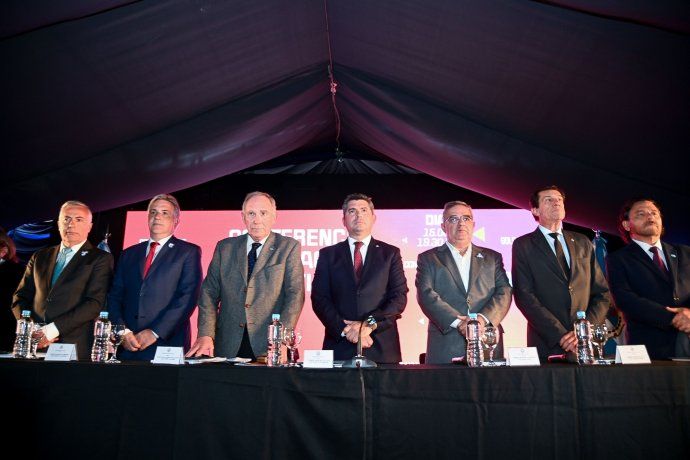 Mesa del Cobre. Los gobernadores de Mendoza (Alfredo Cornejo), San Juan (Marcelo Orrego), Salta (Gustavo Sáenz), Jujuy (Carlos Sadir) y Catamarca (Raúl Jalil), junto al mandatario cordobés Martín Llaryora y el secretario de Minería de la Nación, Luis Lucero. Mesa del Cobre. Los gobernadores de Mendoza (Alfredo Cornejo), San Juan (Marcelo Orrego), Salta (Gustavo Sáenz), Jujuy (Carlos Sadir) y Catamarca (Raúl Jalil), junto al mandatario cordobés Martín Llaryora y el secretario de Minería de la Nación, Luis Lucero.