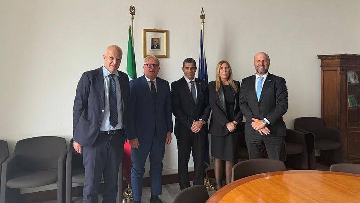 Tras la reunión con el Papa, los magistrados mantuvieron un encuentro con Giovanni Tartaglia Policini, consejero Político del Ministerio de Asuntos Exteriores de la Republica de Italia. Tras la reunión con el Papa, los magistrados mantuvieron un encuentro con Giovanni Tartaglia Policini, consejero Político del Ministerio de Asuntos Exteriores de la Republica de Italia.