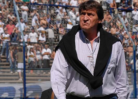 Julio César Falcioni llega al banco de suplentes confiando en su Banfield puntero.