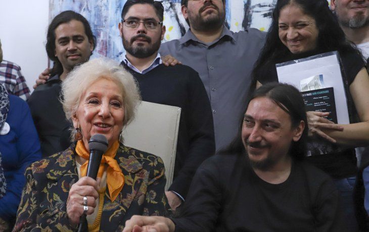 Estela de Carlotto junto a Javier Matías Darroux Mijalchuk, el nieto recuperado n°130.&nbsp;