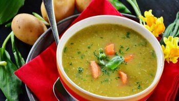 Consumir alimentos saludables en invierno en preparaciones calientes nos ayudará a mantener una buena salud sin subir de peso.&nbsp;