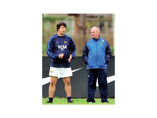 En la cuenta regresiva. Santiago Phelan y Graham Henry ya planifican el trabajo de Los Pumas.