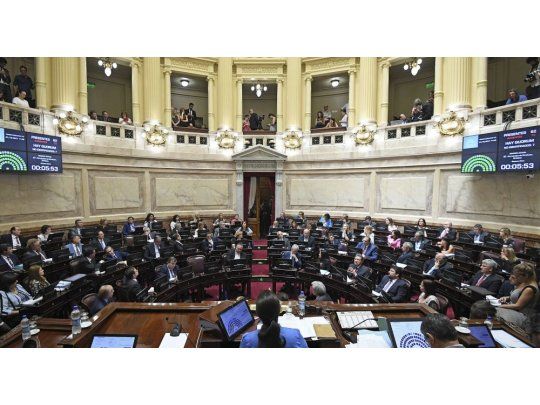 El oficialismo también tratará de aprobar la prórroga de la vigencia del impuesto al cheque. Se trata del regreso de la expresidenta, Cristina de Kirchner, a la Cámara Alta.