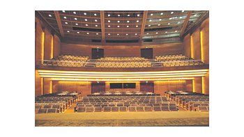 ámbito.com | El Teatro Lírico del Centro del Conocimiento cuenta con 373 butacas en platea y 173 en una bandeja superior. Su escenario es de 144 metros cuadrados.