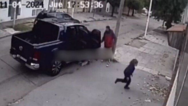 El momento en el que la menor escapa mientras asaltan a sus padres