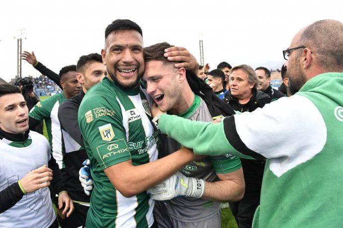 Héroe. Todos quieren abrazar a Facundo Cambeses, el héroe de Banfield que contuvo cuatro penales en la victoria ante Godoy Cruz por Copa Argentina.