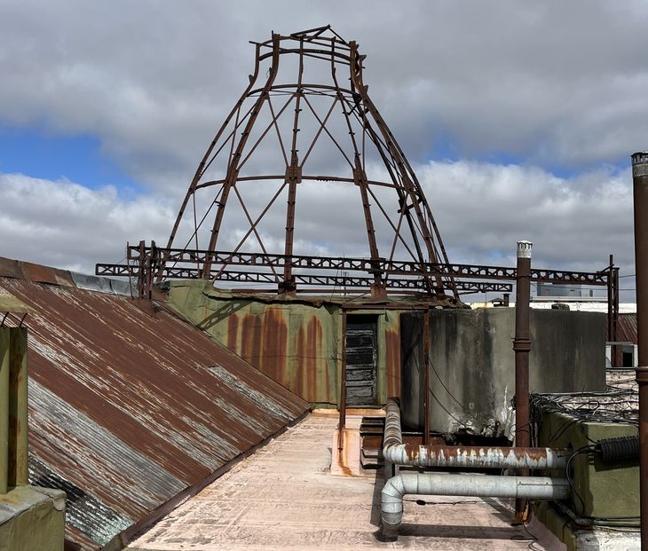 La cúpula no existe y no quedó claro por qué no volvió a construirse (Foto Gentileza: @BuenosAiresalPaso IG) La cúpula no existe y no quedó claro por qué no volvió a construirse (Foto Gentileza: @BuenosAiresalPaso IG)