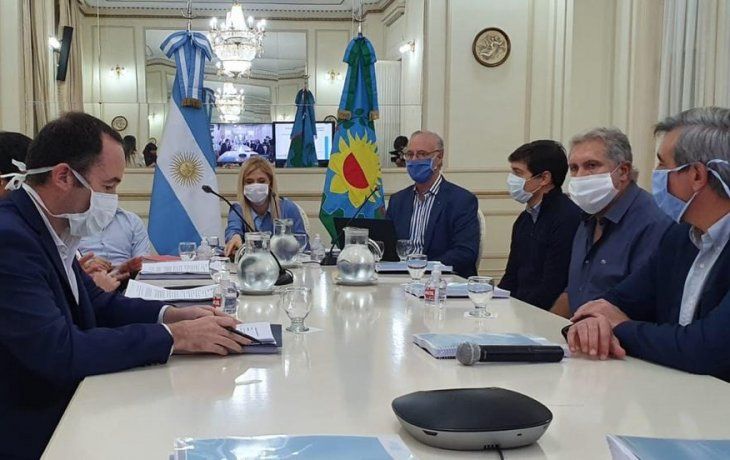 La reunión con los senadores se realizó en el Salón Blanco y por videoconferencia.