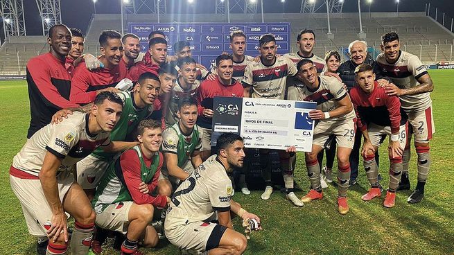 Colón despachó a Colegiales y avanza en la Copa Argentina.