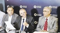 Recorte. Jaldo anunció la reducción presupuestaria rodeado de ministros de su flamante gabinete.