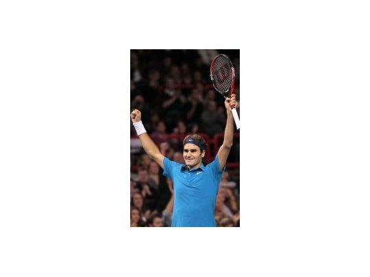 Los brazos arriba. Roger Federer no se cansa de ganar.