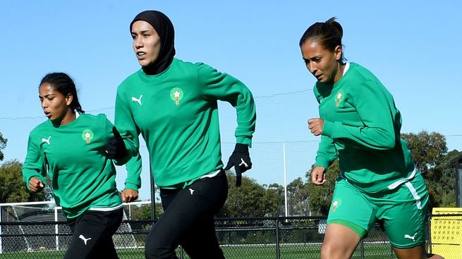En el centro Nouhaila Benzina, jugadora de Marruecos que usará el hijab en el Mundial femenino.