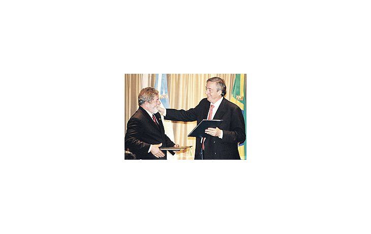 Néstor Kirchner y Luiz Inácio Lula da Silva, en un clima de cordialidad, rubricaron, en Puerto Iguazú, numerosos acuerdos.