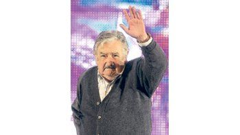 ámbito.com | José Mujica encabezó anoche el acto de cierre de campaña en el centro de Montevideo. No está claro si el frenteamplista logrará vencer en primera vuelta, pero, según sondeos, si hubiera ballottage, sacaría importante ventaja al conservador Luis Lacalle.