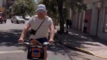 turismo en buenos aires: dos deportistas internacionales visitaron la ciudad en bicicleta