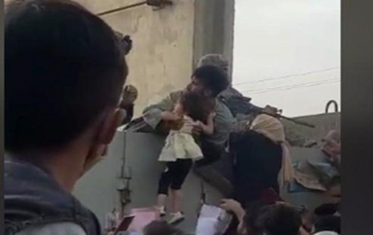 CONMOCIÓN. Entre la marea de personas que intentaban entrar al aeropuerto del Kabul para huir de los talibanes, un video captó cómo una niña pequeña era levantada sobre un enorme muro de seguridad ante la custodia de un soldado estadounidense. La imagen recorrió el mundo y se convirtió en un testimonio de la desesperación de muchos afganos.