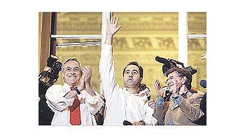 El alcalde electo de Santiago, Pablo Zalaquett, saludó el domingo a la noche a sus seguidoresjunto al líder del centroderecha chileno, Sebastián Piñera. Los comicios municipalesdel domingo supusieron un fuerte giro político tras 18 años de dominio de la Concertación.