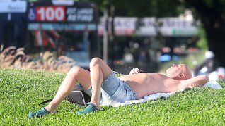 El protector solar no es solo para la playa: en verano, sumar ese paso a la rutina cambia el futuro de la piel, incluso en días grises. El protector solar no es solo para la playa: en verano, sumar ese paso a la rutina cambia el futuro de la piel, incluso en días grises.