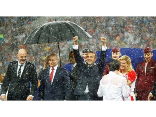 Putin ni se mojó: se largó a llover, había un solo paraguas y era para el presidente ruso