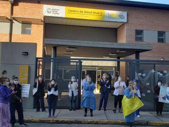 Residentes y concurrentes porteños denuncian falta de recursos contra el coronavirus.