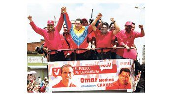 Hugo Chávez participó el sábado de una caravana del Partido Socialista Unido de Venezuela en el estado de Anzoátegui. La inseguridad y la inflación amenazan una victoria tan holgada como en ediciones anteriores.