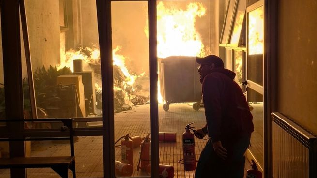 El incendio se desató en la Facultad de Ciencias Sociales de la UBA, en Constitución.