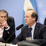 El secretario Daniel González con el nuevo presidente de la Comisión de Presupuesto, Bertie Benegas Lynch. El secretario Daniel González con el nuevo presidente de la Comisión de Presupuesto, Bertie Benegas Lynch.