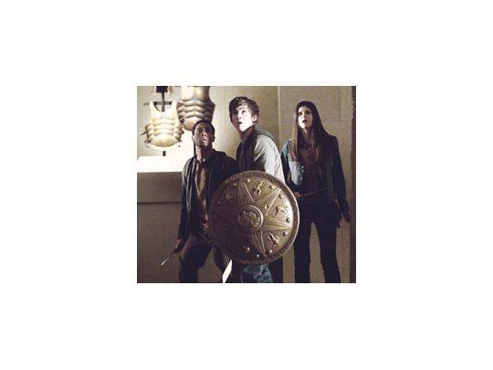 «Percy Jackson y el ladrón del rayo» es un buen entretenimiento familiar con las aventuras fantásticas de un adolescente que se descubre semidios.