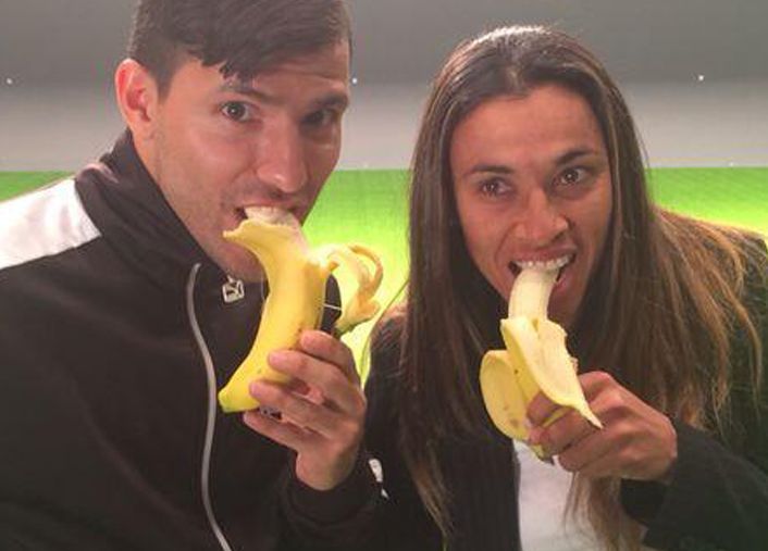 Agüero junto a Marta apoyando a Alves contra el racisimo.