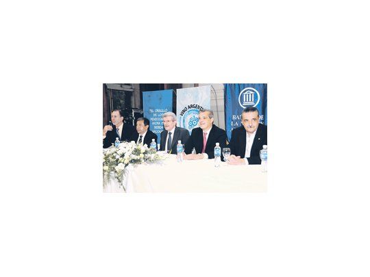 Jorge Neme, coordinador del PROSAP; Raúl Mercau, ministro de Producción de Mendoza; Juan Carlos Fábrega, presidente del Banco Nación; Julián Domínguez, ministro de Agricultura, y Eduardo Sancho, vicepresidente de Coninagro.