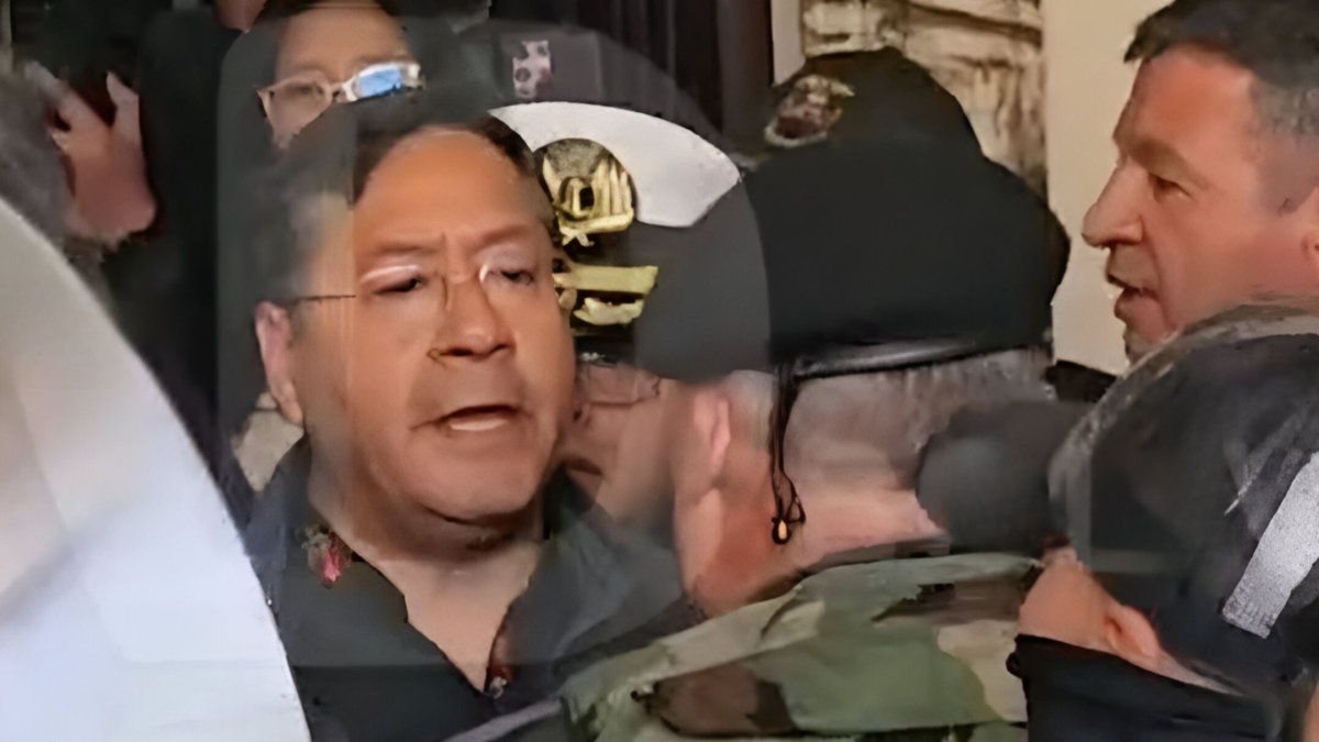 the face to face of President Arce and former commander Zuñiga