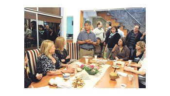 Elisa Carrió y Fernanda Reyes eligieron ayer tomar el té con vecinos de Villa Lugano para cerrar la recorrida de campaña por el sur de la Capital Federal. Mañana será el acto final en el Palacio San José.