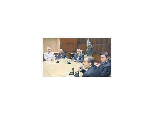 Cumbre contra la inflación en Casa de Gobierno: el secretario de Comercio Interior, GuillermoMoreno, Miguel Peirano, Néstor Kirchner y ejecutivos de supermercados prometiendodeflación de 5% hasta fin de año.