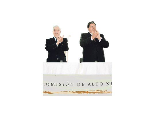 La imagen de archivo muestra al presidente Alan García junto a Mario Vargas Llosa, cuando el escritor aceptó ser director del proyecto del Museo de la Memoria. Vargas Llosa renunció en repudio a la amnistía decretada por García.