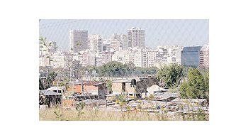 ámbito.com | La Villa 31,en Retiro. Suexpansióncontinúa enel ingreso ala CapitalFederaldesde lazona norte.Los barriosde emergenciaen laCiudadocupan 250hectáreas.