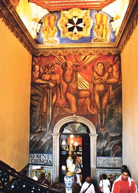 «Omnisciencia», el mural de José Clemente Orozco, decora la amplia escalera que comunica con el primer piso, donde hay un salón de té con balcones que dan al Palacio de