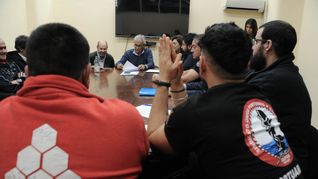 El ministro de Trabajo, Juan Castillo, destacó la importancia de los ámbitos tripartitos y de la constancia en la negociación para resolver el conflicto en el puerto. El ministro de Trabajo, Juan Castillo, destacó la importancia de los ámbitos tripartitos y de la constancia en la negociación para resolver el conflicto en el puerto.