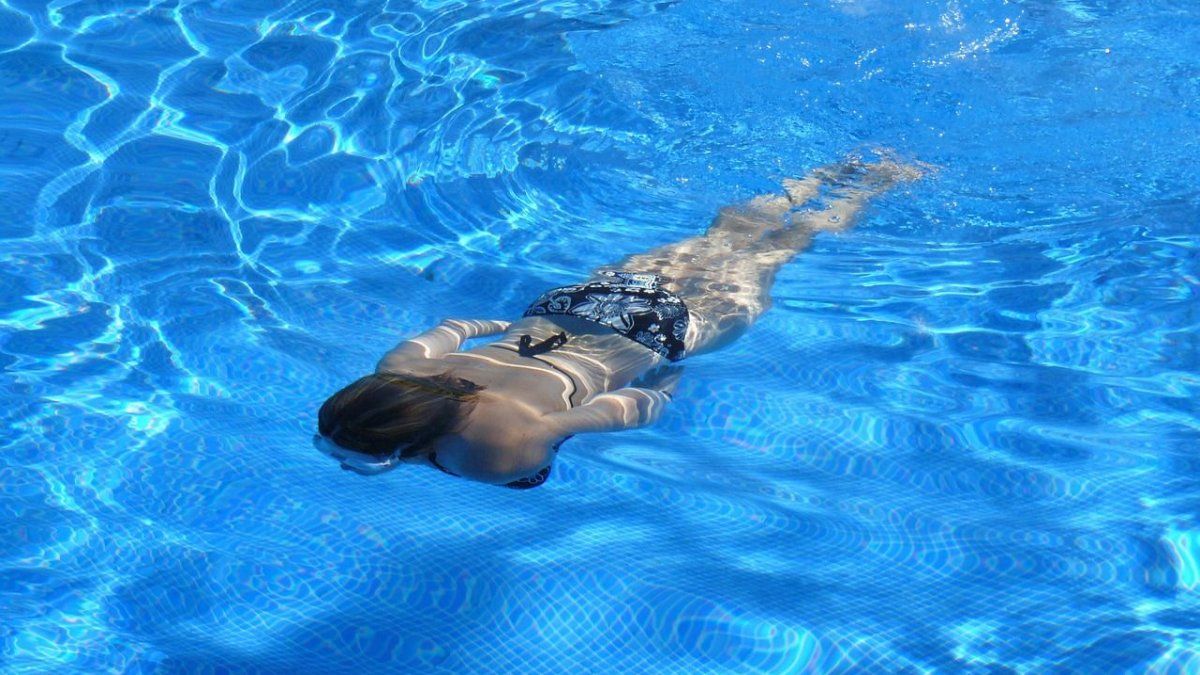 Dive without problems: 7 tips to keep your pool water clean all summer