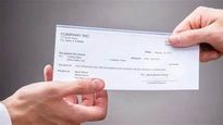 Encontró un cheque válido por millones de dólares y le dan paquetes de golosinas en agradecimiento.